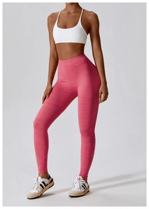 Détail macro du pantalon de yoga rose taille haute avec texture en maille côtelée