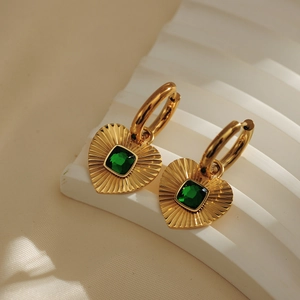 Boucles d'oreilles cœur dorées 18k avec pierre vert émeraude et texture en relief