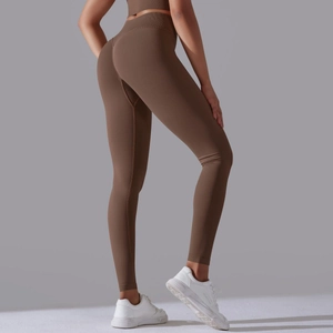 Detailaufnahme der nahtlosen High-Waist-Yogahose in Braun mit Push-up-Effekt am Gesäß