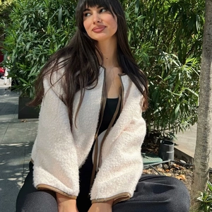 Veste en similicuir mouton crème pour femmes avec bordures contrastées en cuir marron chic