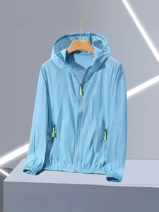 Hellblaue UV-Schutzjacke mit Kapuze und neongrünen Reißverschluss-Details für Damen