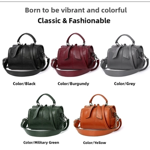 Boston-Taschen aus PU-Leder in Schwarz, Weinrot, Grau, Grün und Gelb ausgestellt