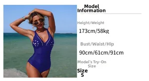 Dettagli floreali tagliati al laser su un costume da bagno intero blu navy con scollo a V