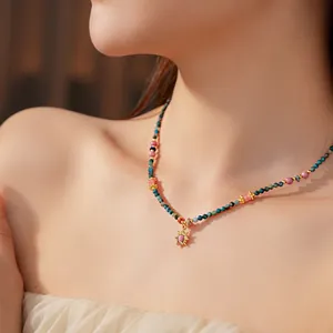 Collier pendentif soleil vintage avec perles colorées et accents de perles pour femme