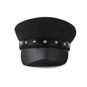 Berretto militare nero stile punk con borchie metalliche argentate e parte superiore piatta