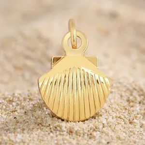 Vue détaillée d'un pendentif coquillage doré avec rayures radiales et taille 11x10mm