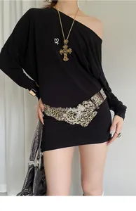 Détail d'une ceinture léopard avec strass portée sur une tenue noire avec un sac argenté