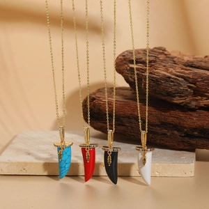Détail de pendentifs de luxe en résine avec zircons et pierres vert olive