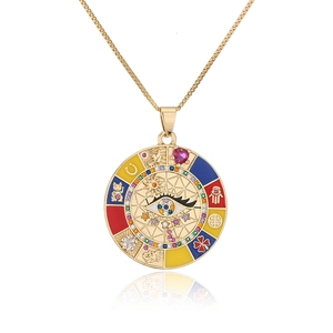Detailansicht der vergoldeten Halskette mit Evil Eye Anhänger und bunten Emaille Symbolen