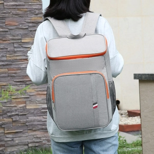 Grand sac à dos de pique-nique isotherme gris avec fermetures éclair orange porté au dos