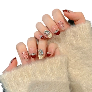 Faux ongles dégradés œil de chat cerise avec strass brillants et paillettes dorées chic