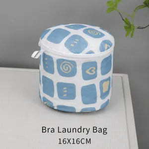 Détail du sac à linge cylindrique de 16x16cm avec motifs bleu et jaune pour soutiens-gorge