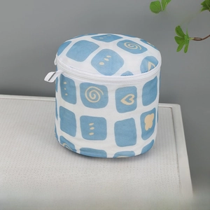 Detail of 16x16cm cylindrical mesh laundry bag with blue and yellow prints for bras