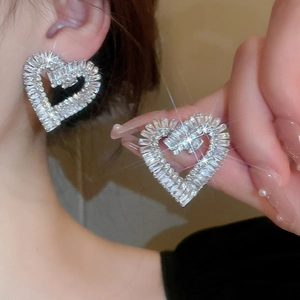 Luxueuses boucles d'oreilles cœur scintillantes avec zircons cubiques et aiguilles en argent