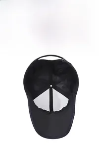 Détail de la doublure intérieure respirante et de la boucle en métal de la casquette de baseball