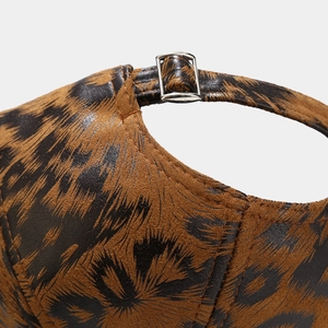 Detail der Leoparden-Baseballkappe aus Kunstleder mit Metallschnalle und sauberen Nähten