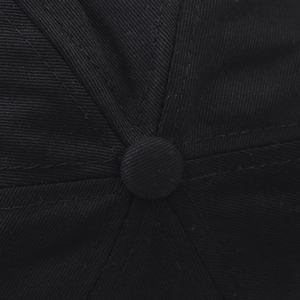 Vue détaillée de la calotte à six panneaux et du bouton d'une casquette de baseball en coton