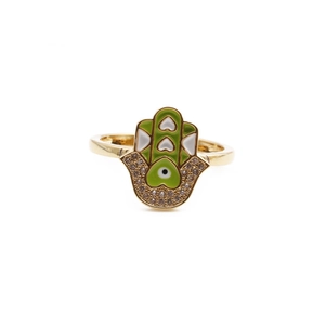 Vue macro de la bague main de Hamsa plaquée or avec émail vert et cristaux étincelants