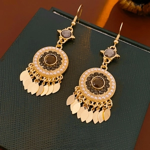 Boucles d'oreilles bohèmes dorées avec gemme sombre, perles et franges en feuilles