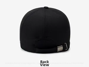 Vista posteriore del cappello da baseball nero con fibbia di regolazione in metallo