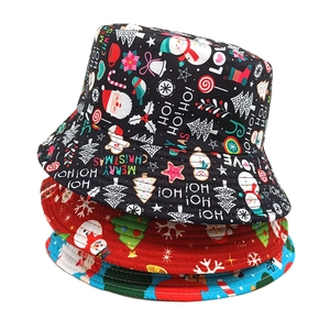 Bobs de Noël avec motifs Père Noël et bonhomme de neige sur fond blanc immaculé