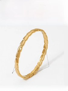 Detail view of gold snake bone pattern bangle with 60mm diameter and 6mm width specs