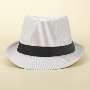 Détail de la texture rayée du chapeau fedora avec son ruban décoratif noir classique