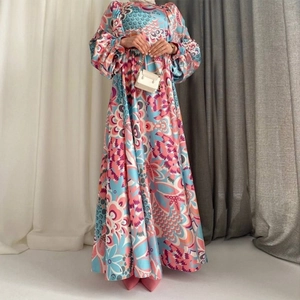 Robe longue élégante à imprimé floral avec manches lanternes et taille haute chic