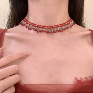 Collier ras du cou fait main en perles de cristal rouges et grises pour femmes, fond jaune