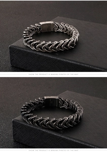 Macro di un bracciale da uomo in acciaio inossidabile 316L con dettagli intrecciati