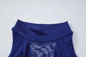 Détail de la robe bleu roi avec dentelle et texture délicate du décolleté ajouré