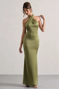 Dettaglio dell'elegante abito da sera senza schiena in lussuoso raso di seta verde