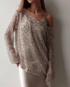Detailaufnahme der champagnerfarbenen Pailletten-Netzbluse mit hohl gestricktem Muster