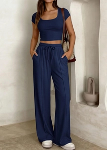 Détail du tissu en maille côtelée bleu marine avec cordon de serrage sur le pantalon