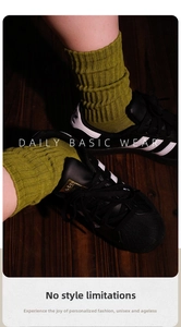 Gros plan sur des chaussettes en coton côtelé vert moutarde au style rétro américain