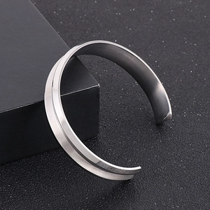 Bracciale rigido a C in acciaio inossidabile argento con strato interno testurizzato