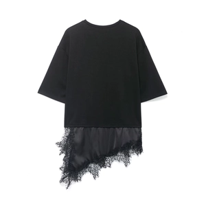 Detail des unregelmäßigen Spitzenbeatzes und des Lagenlooks an diesem schwarzen Top