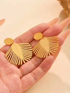 Detail von 18k vergoldeten Kokosblatt Ohrringen mit radialer Fächerform-Struktur