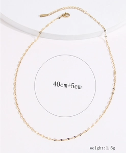 Detail of gold thin chain necklace with lobster clasp, 40+5cm length and 1.5g weight info