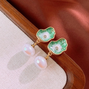 Détail des boucles d'oreilles vintage en émail feuille de lotus avec perles d'imitation