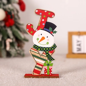 Dettaglio decorazione JOY in legno con pupazzo di neve e colori natalizi vivaci