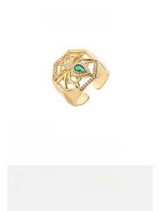 Dettaglio dell'anello a ragno regolabile con zircone verde e pietre pavé brillanti