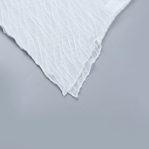 Detail eines weißen Stehkragen-Spitzentops mit Wellenstruktur und feinen Nähten