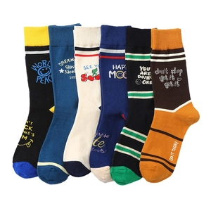 Lot de six chaussettes en coton colorées avec motifs de texte anglais en vue à plat