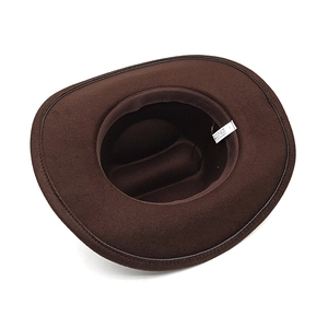 Vue détaillée de l'intérieur du chapeau de cowboy marron avec étiquette et texture