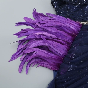 Détail macro de plumes violettes et sequins bleu marine avec bordure en strass argentés