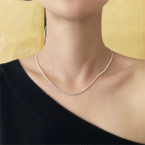 Elegant 925 sterling silver necklace with zircon pavé, worn by a model on black clothing