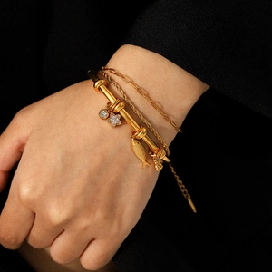 Ensemble de bracelets multicouches en acier doré 18k avec breloques étoile et cristal