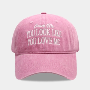 Casquette vintage en coton lavé rose avec slogan brodé blanc et visière incurvée élégante