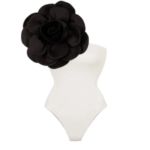 Eleganter weißer Badeanzug mit einer großen schwarzen 3D-Blumenapplikation auf der Brust